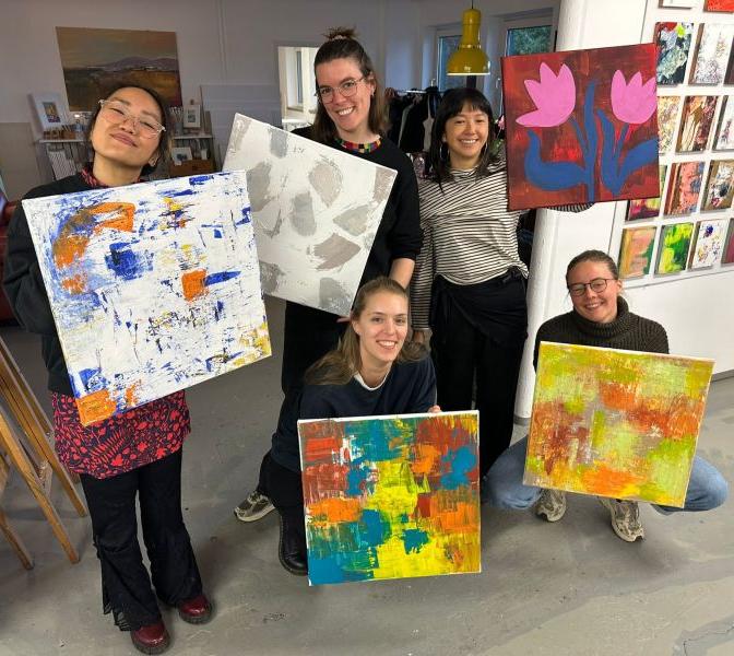 Kreativ Event fünf Frauen zeigen Kunstwerke hoch