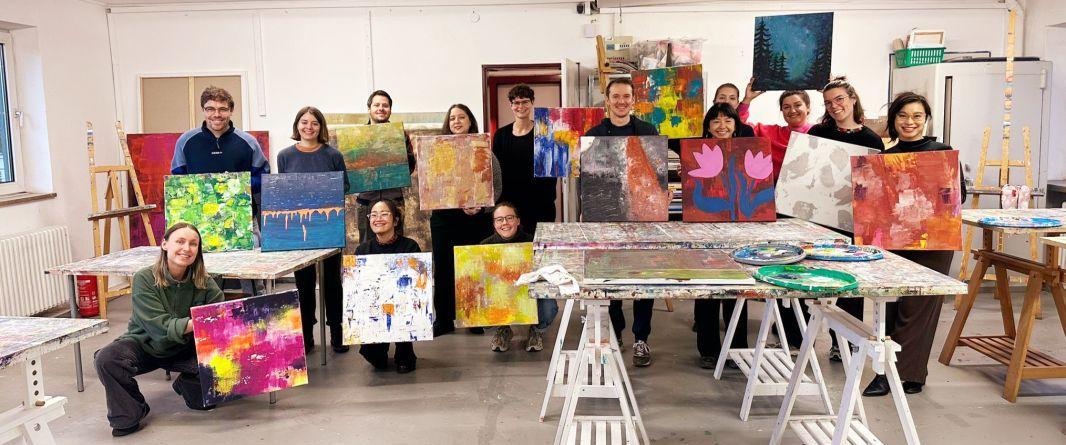 Malevent Hamburg Gäste mit Kunstwerken