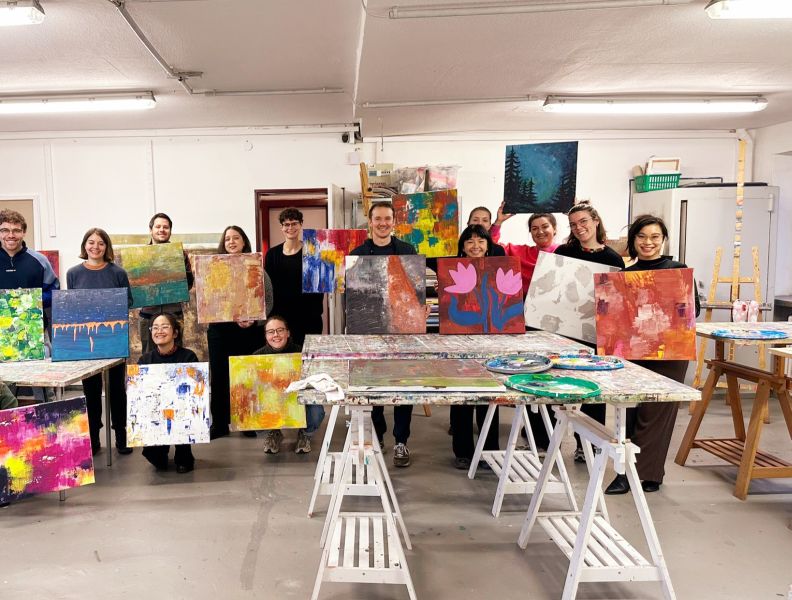 Malevent Hamburg Gäste mit Kunstwerken